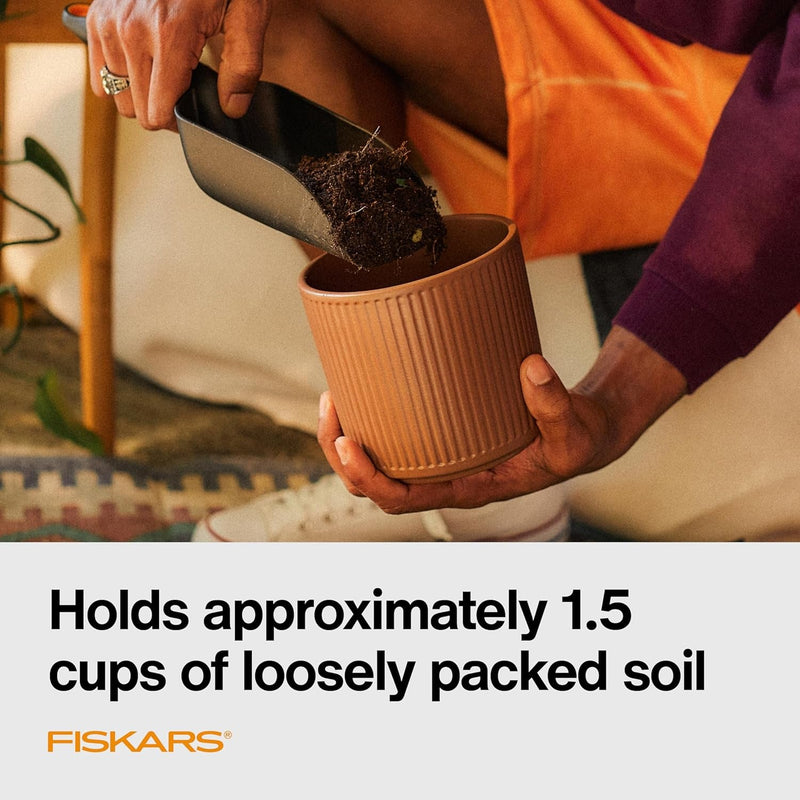 Fiskars Soil Scoop for Potting and Transplanting, Garden Tool Indoor Gardening, Made with Recycled Plastic, 1.5 Cups