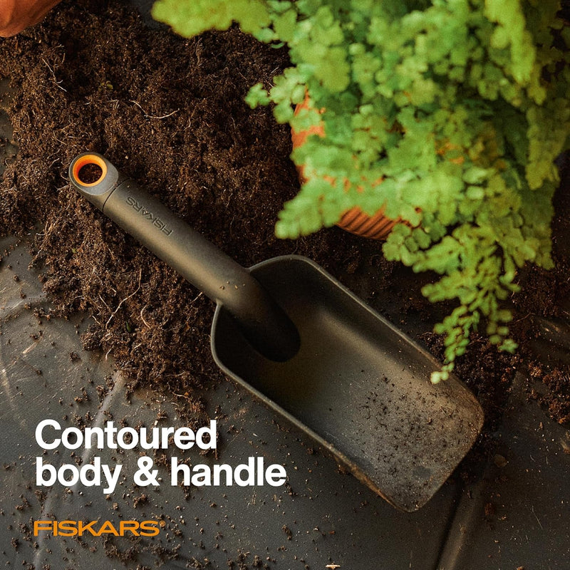 Fiskars Soil Scoop for Potting and Transplanting, Garden Tool Indoor Gardening, Made with Recycled Plastic, 1.5 Cups