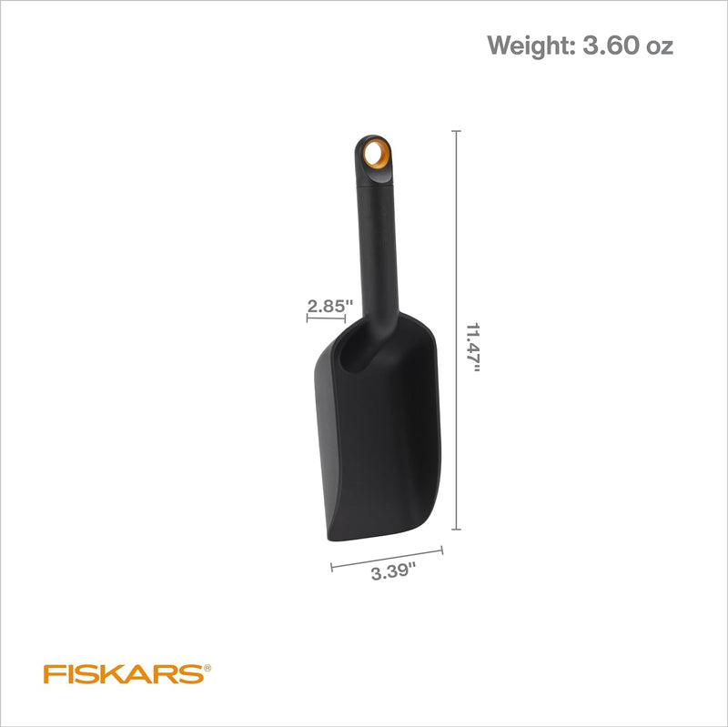 Fiskars Soil Scoop for Potting and Transplanting, Garden Tool Indoor Gardening, Made with Recycled Plastic, 1.5 Cups