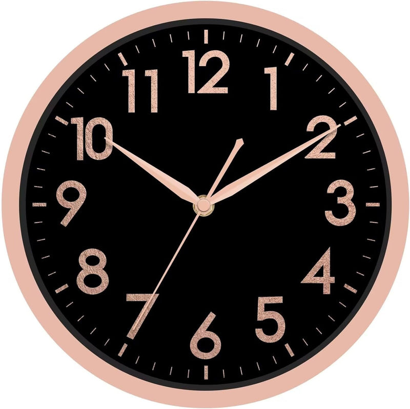 AKCISOT Horloge murale silencieuse de 10 pouces, sans tic-tac, moderne, fonctionne à piles - Analogique, petite, classique pour bureau, maison, salle de bain, cuisine, chambre, école, salon (noir)