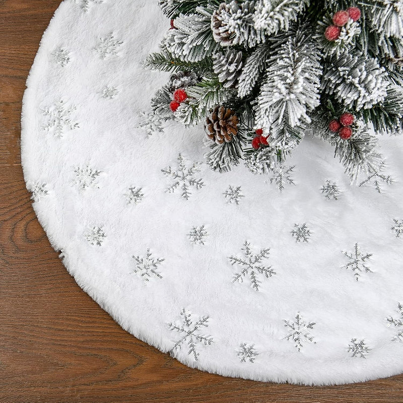 Faux Fur Christmas Tree Skirt,48 Inches Large Luxury Tree Skirt with Gold Snowflake Sequin, Christmas Decorations Holiday Thick Plush Tree Xmas Ornaments（White and Gold,48 Inch）