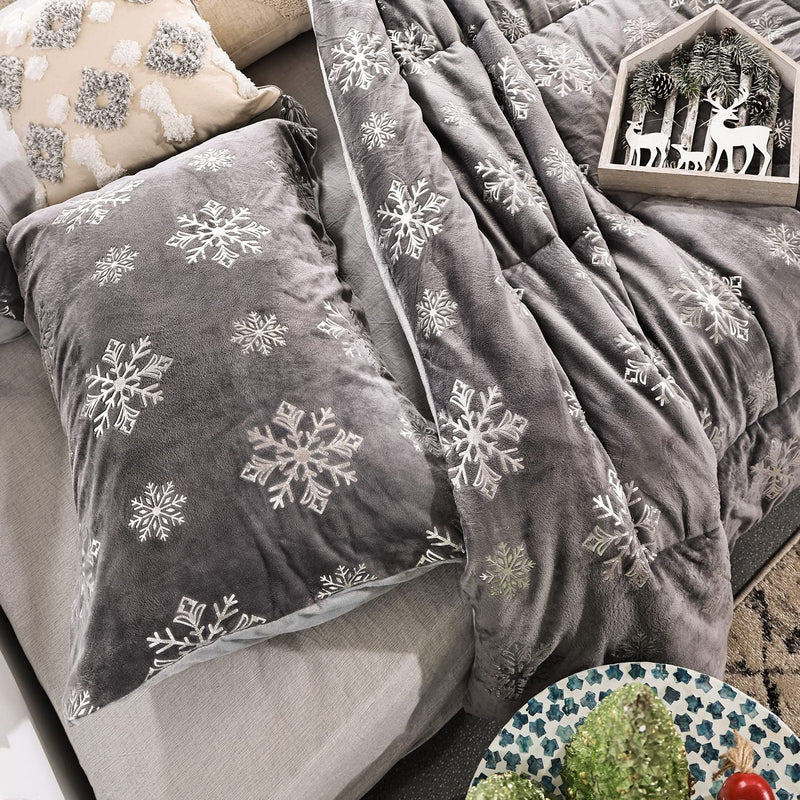 Smoofy 3 Pieces Metallic Snowflake Dark Grey Crystal Velvet Comforter Set Christmas Bedding Sets Silver Printed Pattern Luxury Queen Size (1 Comforter, 2 Pillowcases)